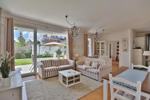 Timmendorfer Strand Apartment | Oceanfront Strandperle Sonnenblick: Family-Friendly Retreat