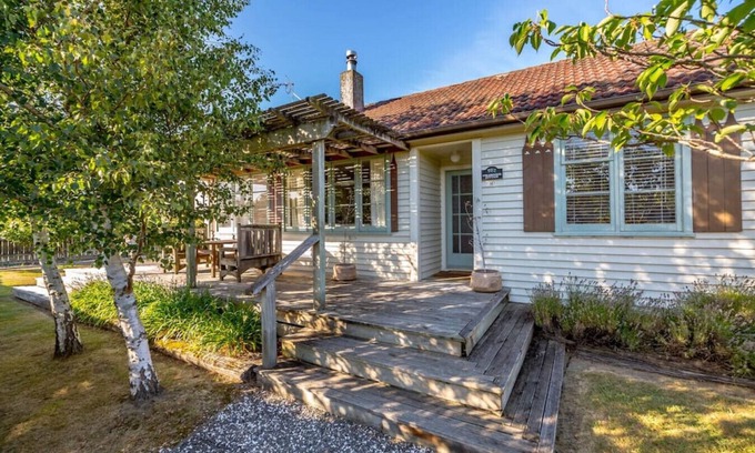 Martinborough House | Cozy Strasbourge Cottage in Martinborough, Pet-Friendly Stay