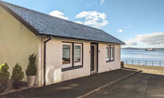 Skelmorlie Cottage | Cozy 1 Bedroom Accommodation with Ocean View in Skelmorlie
