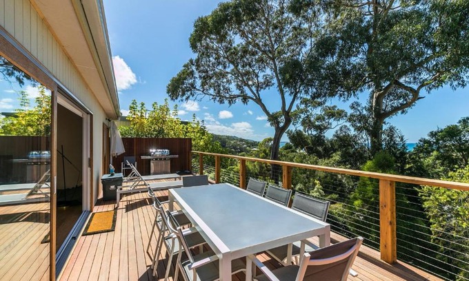 Lorne House | Captivating Strathlea: Ocean View & Family-Friendly Retreat