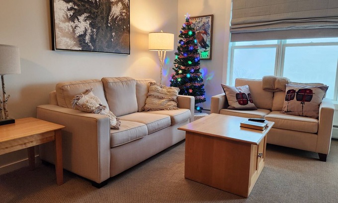 Stratton Mountain Condo | Top-Rated Stratton Long Trail Condo Steps from the Village