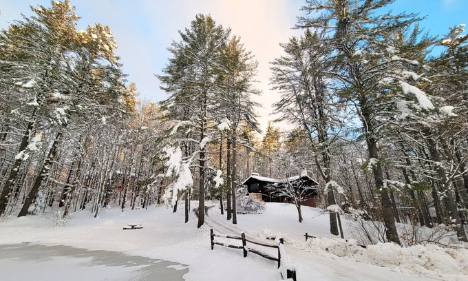 Winhall Ski Chalet | Idyllic Stratton Mountain Retreat: 5BD Oasis with Hot Tub