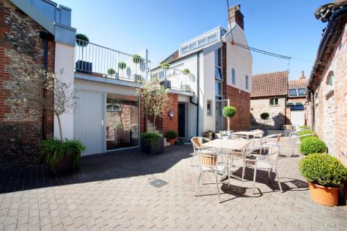 Swaffham Hotel | Discover Strattons: Pet-Friendly Stay with Top Amenities