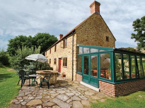 Stoke Abbott House | Strawberie Cottage: 4-Star Family & Pet-Friendly Retreat