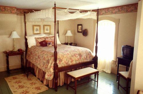 Muscatine Bed & Breakfast | Pet-Friendly Strawberry Farm B and B with Spa Amenities