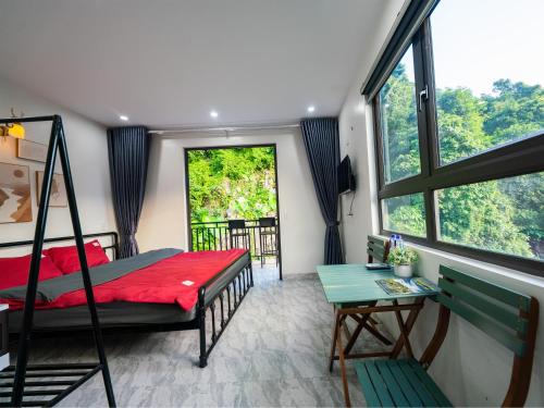 Ha Giang Bed & Breakfast | Inviting Strawberry House: Oceanfront Stay & Bike Rentals