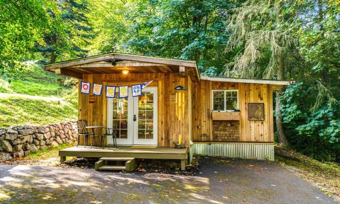 Freeland House | Discover Stray Cat Cottage: Family-Friendly Retreat Awaits