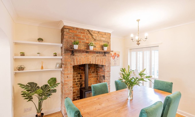 Harrogate House | Pet-Friendly Strayside Cottage: Walk to Town & Hospital