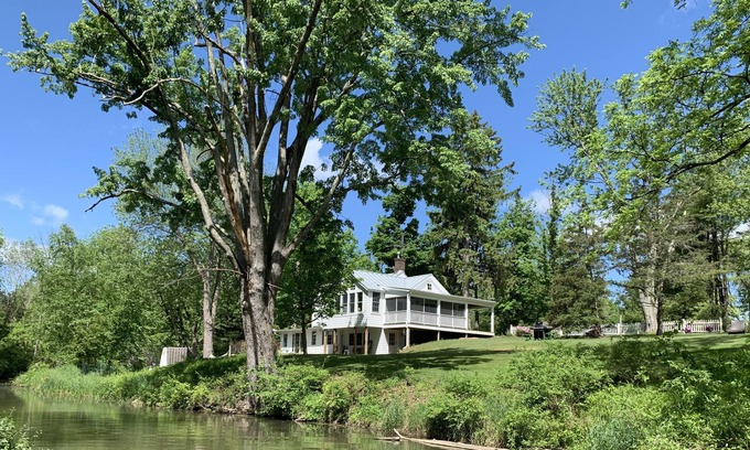 Germantown House | Streamside Classic 1800s w/ addition near Germantown & Hudson