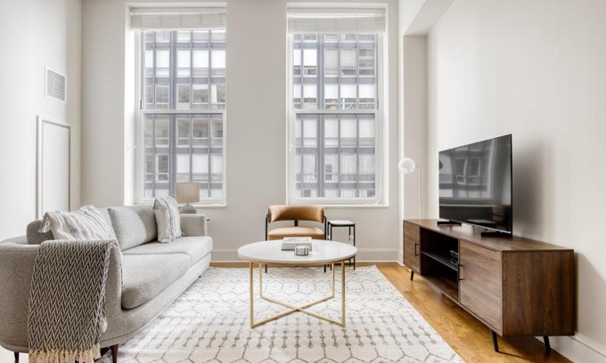 Streeterville Apartment | Modern 1BR Retreat with Pool & Gym Near Lakefront