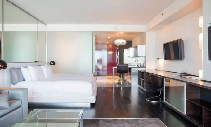 Las Vegas Hotel | Modern Condo with Strip Views & Breakfast Included