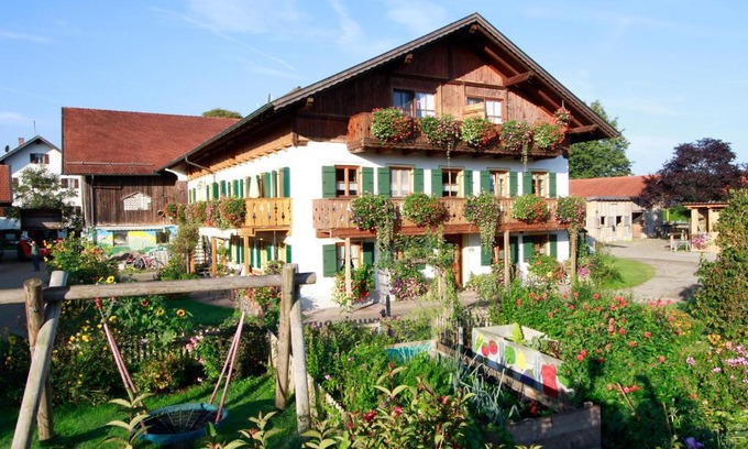 Bobing Apartment | Stroblhof: Family-Friendly Retreat with Hot Tub & Kitchen