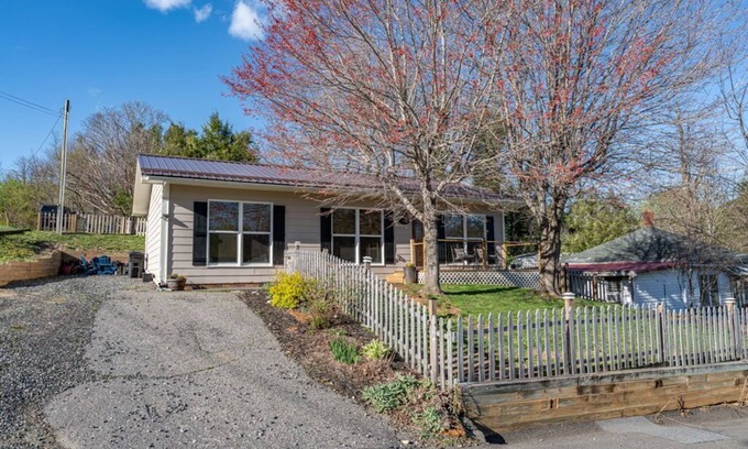 West Jefferson House | Experience High Country Cottage: Steps to Downtown & Park!