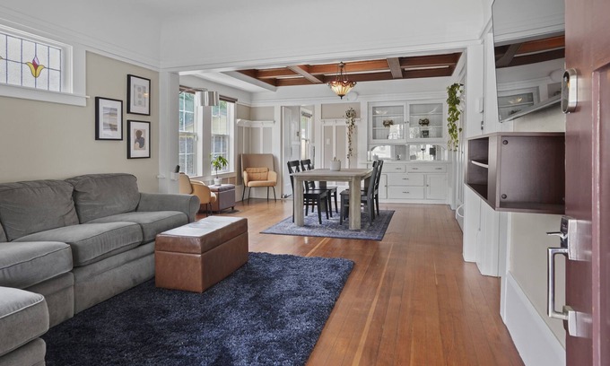 Central Sacramento Cottage | ☞ 🐔 Stroll to Town | Large Yard with Chickens + Eggs!