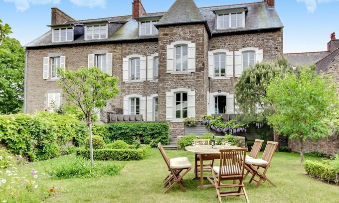 Saint-Briac-sur-Mer House | Experience STROMBOLI: Traditional House with Pool & Breakfast