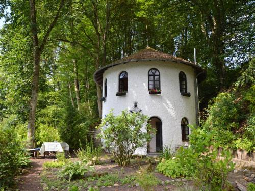 Strotzbusch House | Cozy Holiday Home in Strotzb sch with Sauna & Pet-Friendly