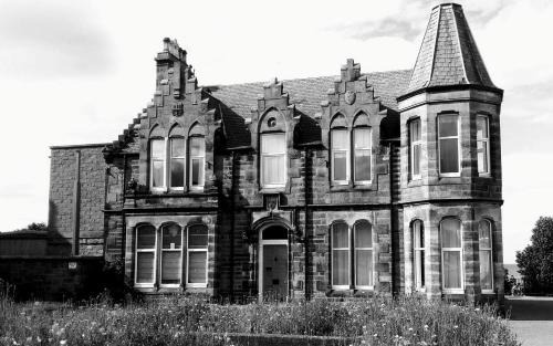 Buckie Bed & Breakfast | Elegant Struan House: Pet-Friendly Stay with Top Amenities