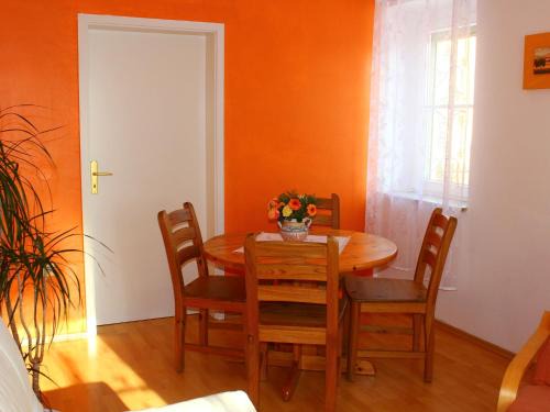 Weißig Apartment | Beautiful Apartment in Wei ig Saxony with Garden Oasis