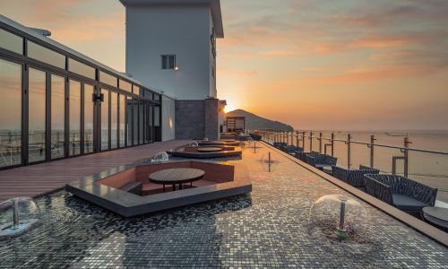 Geoje Hotel | Stubborn Hotel: Oceanview Oasis with Spa & Family Fun