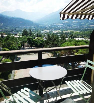 Embrun Apartment | Studio à 200 mètres la plage du Plan d'eau