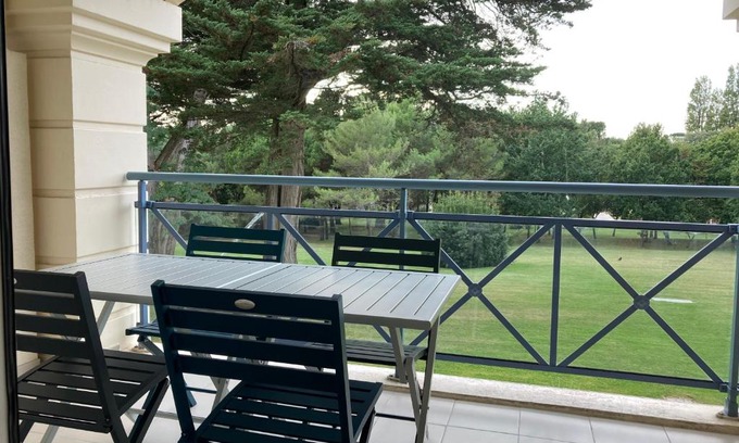 La Baule-Escoublac Apartment | Cozy Studio Steps from the Beach with Pool and Ocean Views