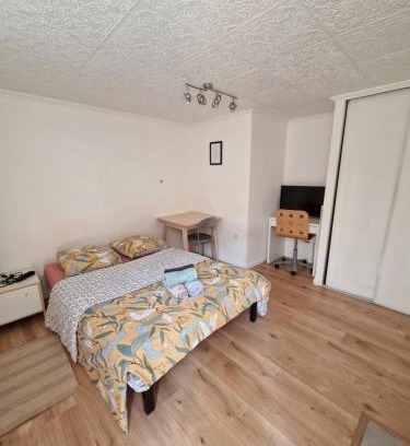Orsay Apartment | Convenient Studio Near RER Le Guichet in Orsay, Paris