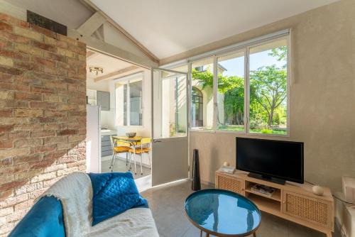 Sarrians Apartment | Cozy Studio à la Campagne with Pool & Family-Friendly Amenities