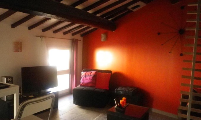 Poulx Apartment | Guest Favorite: Studio à Poulx with 9.3/10 Rating