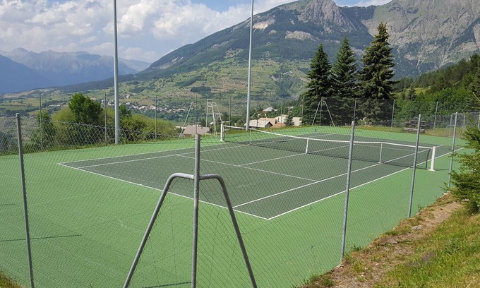 Les Orres Apartment | Ideal Studio with Pool Access and 5 Cozy Beds