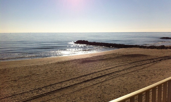 Palavas-les-Flots Apartment | Oceanfront Studio with Spa & Breakfast at Palavas