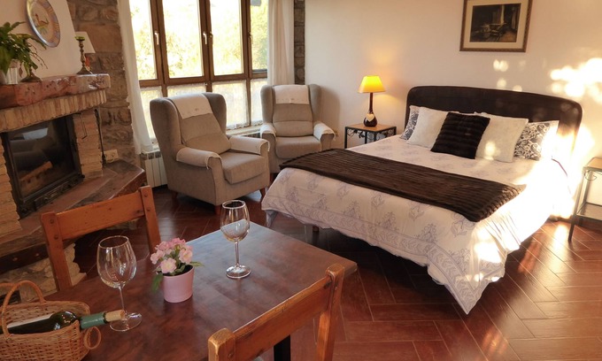 Ibero Apartment | Cozy Studio with River and Pool Views Near Pamplona