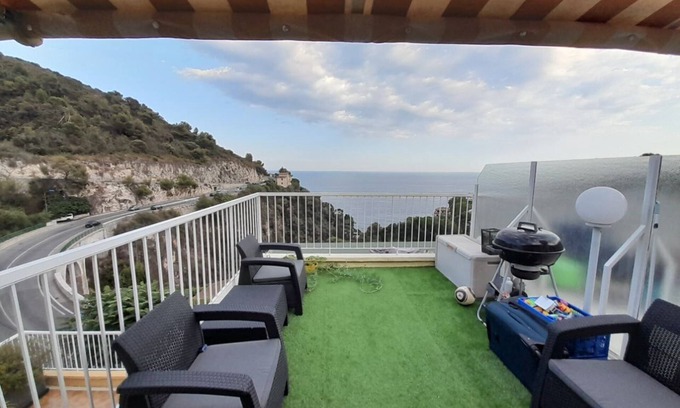 Eze Apartment | Cozy Studio with Ocean View & Spacious Terrace Retreat