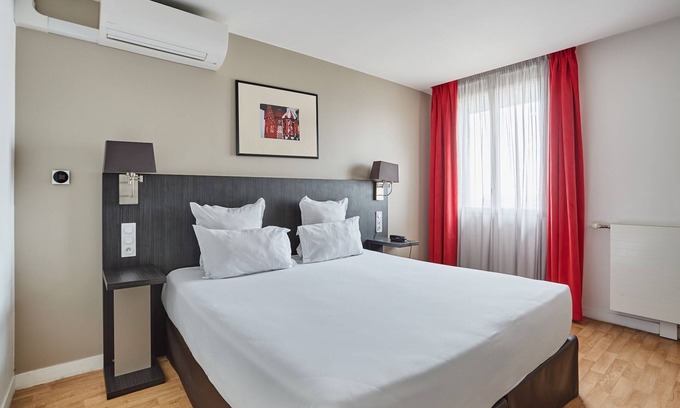 Clignancourt Apartment | Guest Rated 10/10 Studio with Hotel Services and Spa