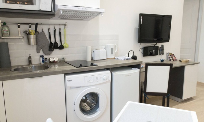 Vittel Apartment | Garden View Studio 24: Top-Rated with Kitchen Amenities