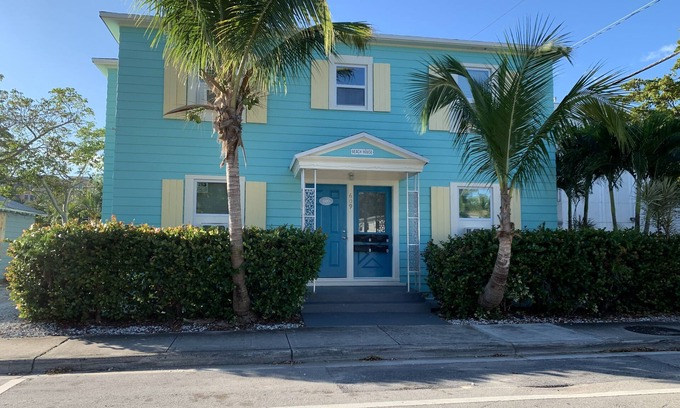 Parrot Cove Apartment | Cozy Studio #3 - Steps from Downtown Lake Worth Beach