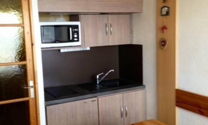 Eclose-Est Apartment | Cozy Studio for 4 Near Ski Lifts – Pet Friendly & Pool