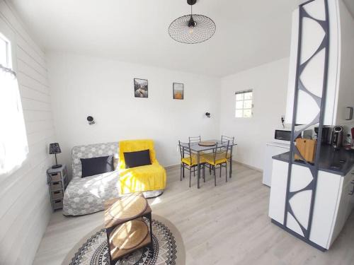 La Gueriniere Apartment | Beachside Studio for 4 with Ocean View & Hot Tub