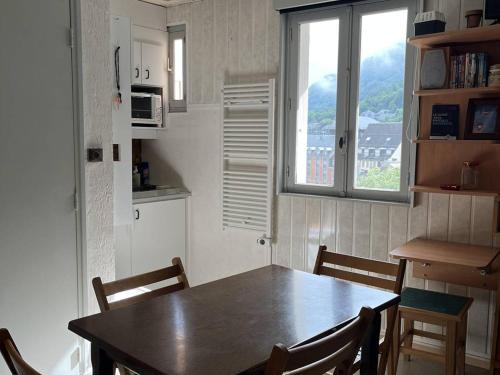 Cauterets Apartment | Central Studio for 4, Steps from Lifts & Family-Friendly