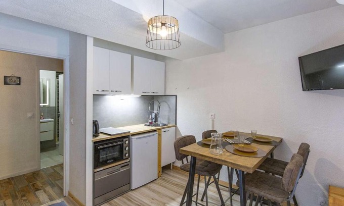 Cauterets Apartment | Cozy Studio for 4, Steps from the Gondolas - Pet Friendly