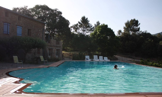 Signes Apartment | Enchanted Studio 5: Poolside Retreat Amidst Vineyards