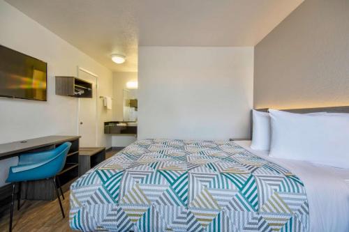 Albuquerque Hotel | Pet Friendly Studio 6 Albuquerque NM Midtown with Pool