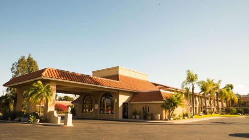 Anaheim Hills Hotel | Pet-Friendly Studio 6 in Anaheim Hills with Pool Access