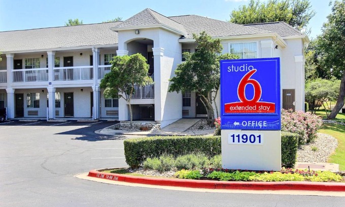 McNeil Hotel | Pet-Friendly Studio 6 in Austin, TX - Northwest Region