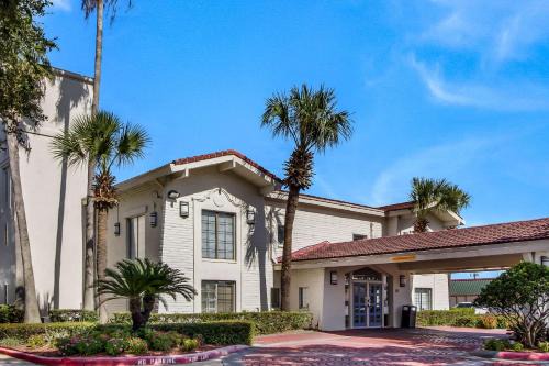 Baytown Hotel | Pet-Friendly Studio 6 Baytown with Pool & Ocean Views