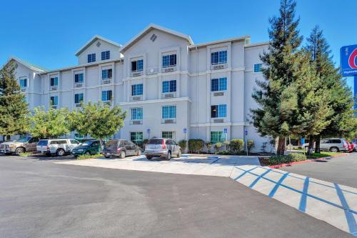 Belmont Hotel | Pet-Friendly Studio 6 Belmont with Pool Near San Francisco