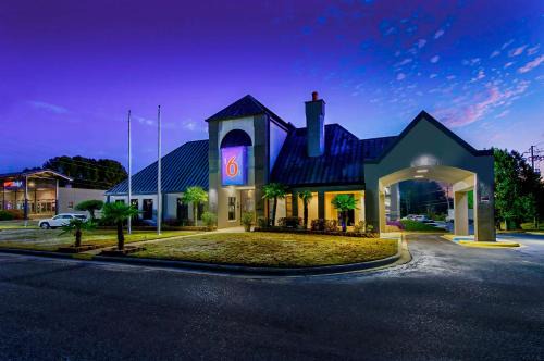 Lake Purdy Hotel | Pet-Friendly Studio 6 Birmingham AL Near Medical Center