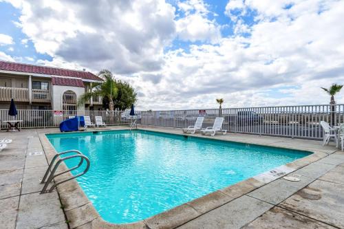 Buttonwillow Hotel | Comfortable Stay at Studio 6 in Buttonwillow, CA