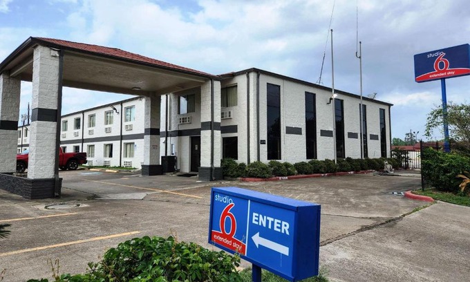 Channelview Hotel | Pet-Friendly Studio 6 in Channelview, TX with Great Amenities