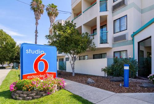 Concord Hotel | Pet-Friendly Retreat at Studio 6 in Concord, CA