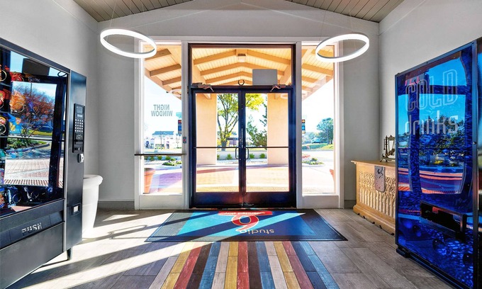 Denton Hotel | Budget-Friendly Studio 6 in Denton, TX with Pool & Breakfast
